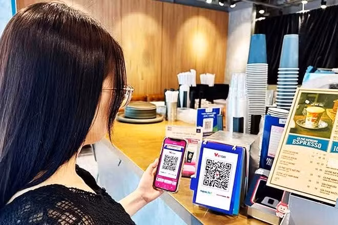 Người dân sử dụng ví điện tử để thanh toán thay cho tiền mặt ngày càng phổ biến. (Ảnh: Phạm Việt)