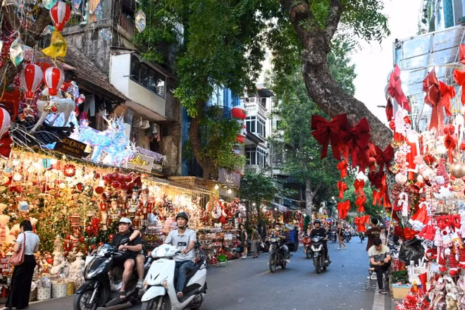 Không khí ngày Tết ở phố Hàng Mã