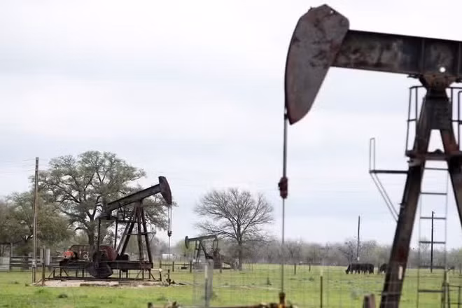 Tháp khoan dầu tại Luling, Texas, Mỹ. (Ảnh: THX/TTXVN)