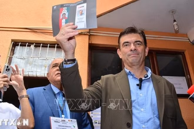 Ông Rodrigo Paz bỏ phiếu tại điểm bầu cử ở Tarija, Bolivia ngày 19/10/2025. (Ảnh: THX/TTXVN)