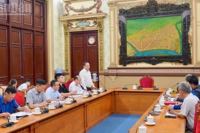 Thủ trưởng Bộ Tư lệnh Thành phố Hồ Chí Minh làm việc với các tổ chức, đơn vị để thu thập thông tin tìm kiếm liệt sĩ hy sinh trong Xuân Mậu Thân.
