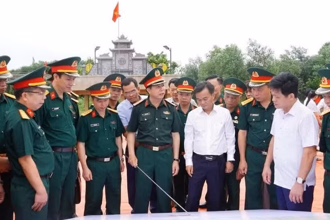 Ban Chỉ đạo tìm kiếm, quy tập và xác định danh tính hài cốt liệt sĩ tỉnh Quảng Trị kiểm tra thực địa, xem bản đồ xác định vị trí mộ liệt sĩ ở Câu Nhi.