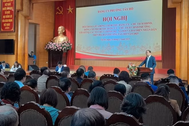 Lãnh đạo Đảng ủy phường Tây Hồ phát biểu tại hội nghị.