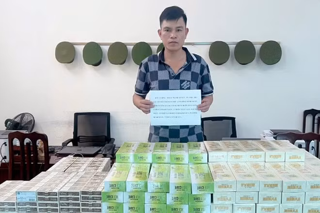 Đối tượng Đoàn Mạnh Quyết cùng 3.500 bao thuốc lá điếu nhập lậu bị thu giữ tại Cơ quan Cảnh sát điều tra Công an tỉnh Tuyên Quang.