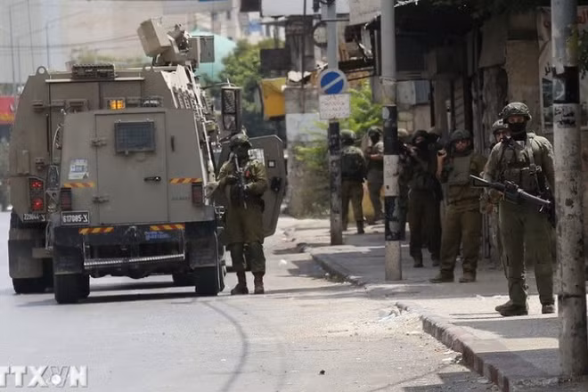 Các lực lượng Israel được triển khai tại thành phố Nablus, Bờ Tây. (Ảnh: THX/TTXVN)