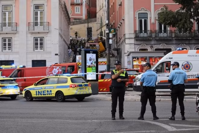 Hiện trường vụ tai nạn tàu điện ở Lisbon, Bồ Đào Nha,. (Ảnh: TÂN HOA XÃ)