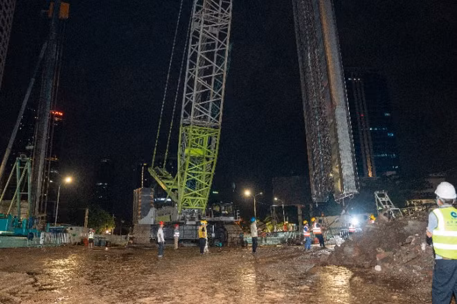 Các đơn vị thi công hạ lồng thép đầu tiên của hệ thống tường vây tại Ga S3 (Ga Vành đai 1) thuộc dự án tuyến đường sắt đô thị số 5.