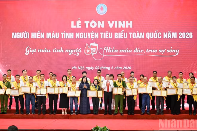 Chủ tịch Quốc hội Trần Thanh Mẫn và Bộ trưởng Y tế Đào Hồng Lan trao Chứng nhận vinh danh và Bằng khen, tôn vinh người hiến máu tình nguyện tiêu biểu toàn quốc năm 2026. (Ảnh: DUY LINH)