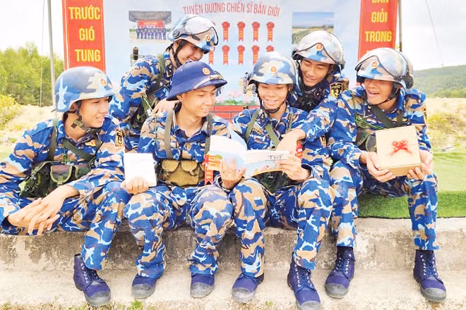 Bộ đội đọc sách trong giờ nghỉ. (Ảnh: THANH LANH)