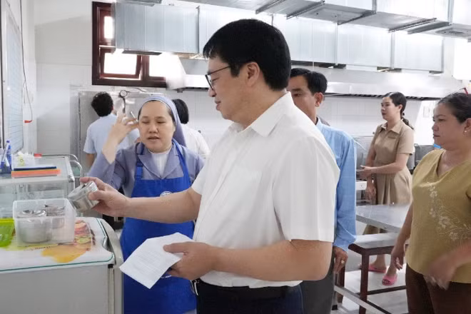 Đoàn kiểm tra liên ngành Trung ương về an toàn thực phẩm kiểm tra bếp ăn tập thể tại tỉnh Đồng Tháp. (Ảnh: VFA cung cấp)