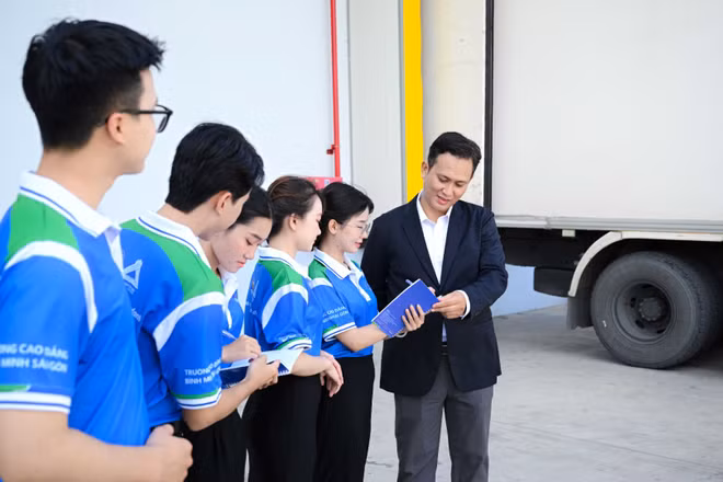  Sinh viên chương trình “Đại học hai giai đoạn” sẽ được trải nghiệm môi trường thực tế tại doanh nghiệp ngay học kỳ đầu tiên của năm nhất để tiếp cận thực tế ngành học. (Ảnh: Trường đại học Văn Hiến)