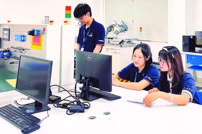 Sinh viên tại phòng thực hành Robot và Trí tuệ nhân tạo của Đại học Phenikaa.