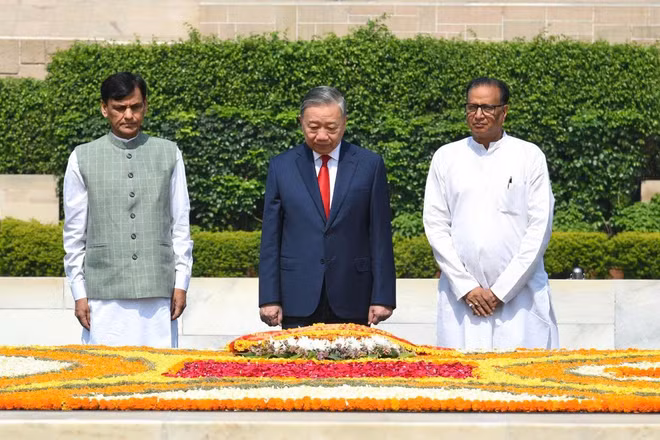 Tổng Bí thư, Chủ tịch nước Tô Lâm đặt vòng hoa tưởng niệm Mahatma Gandhi. (Ảnh: Uni India)