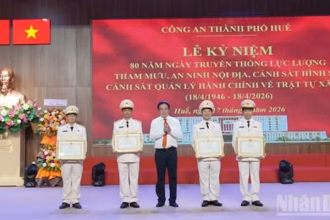 Nhiều tập thể đã được lãnh đạo thành phố khen thưởng.