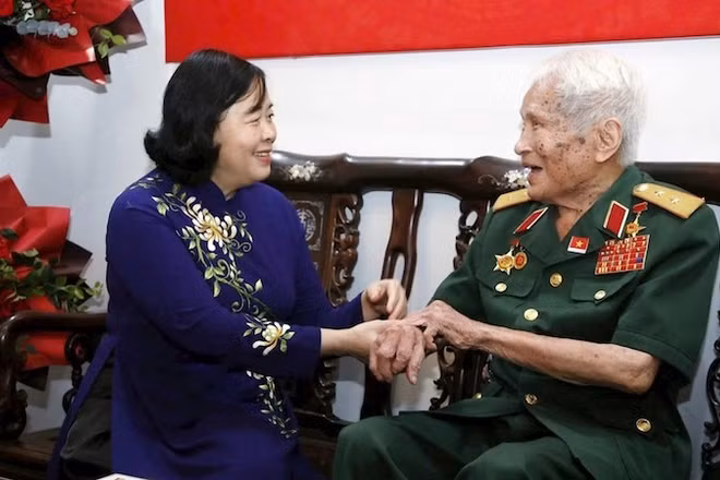 Bí thư Thành ủy Hà Nội Bùi Thị Minh Hoài trò chuyện với Trung tướng Nguyễn Quốc Thước.