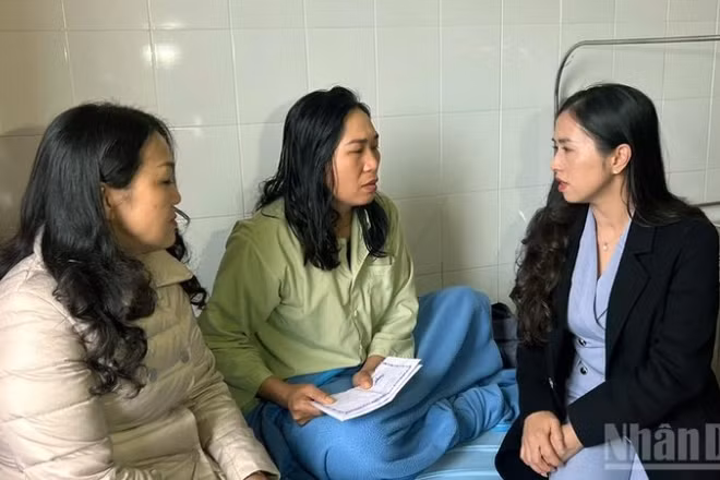 Lãnh đạo phường Xuân Hương-Đà Lạt, tỉnh Lâm Đồng thăm hỏi, động viên công nhân môi trường bị hành hung đang điều trị tại bệnh viện.