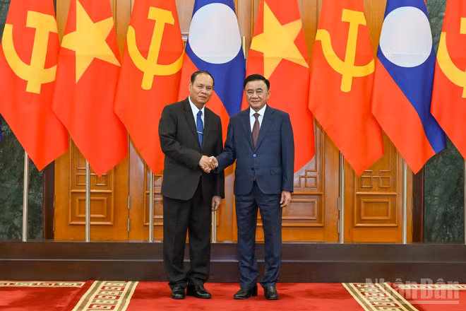 Thường trực Ban Bí thư Trần Cẩm Tú và Thường trực Ban Bí thư Trung ương Đảng Nhân dân Cách mạng Lào Vilay Lakhamphong.
