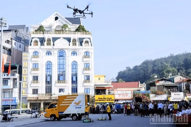 Để có cơ sở xây dựng các mô hình ứng dụng UAV phù hợp từng vùng sản xuất, Ủy ban nhân dân tỉnh Điện Biên đã phối hợp một số nhà cung cấp tổ chức trình diễn thực tế phương tiện bay không người lái (UAV) tại Quảng trường 7/5, phường Điện Biên Phủ. (Ảnh: LÊ LAN)