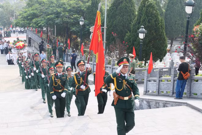 Lễ truy điệu và an táng hài cốt liệt sĩ tại Nghĩa trang liệt sĩ Vị Xuyên. (Ảnh: KHÁNH TOÀN)