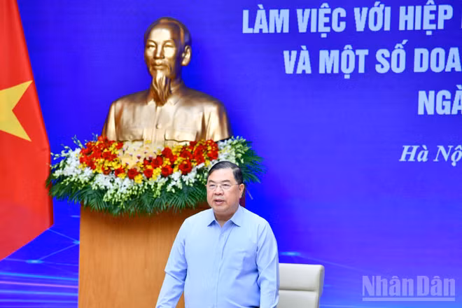 Phó Thủ tướng Thường trực Chính phủ Phạm Gia Túc chủ trì cuộc làm việc với Hiệp hội Doanh nghiệp điện tử Việt Nam và một số doanh nghiệp xuất nhập khẩu lớn ngành điện tử bán dẫn. (Ảnh: THANH GIANG)