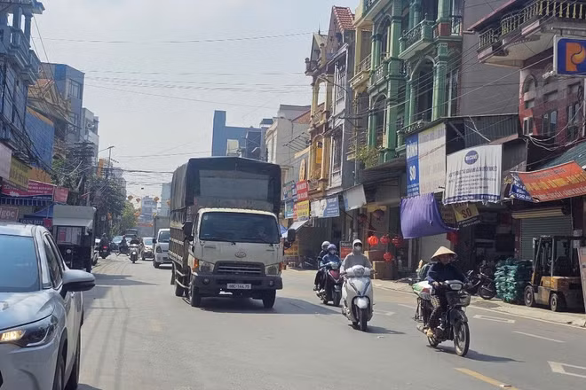 Một tuyến phố thương mại xã Thổ Tang. (Ảnh: HÀ HỒNG HÀ)