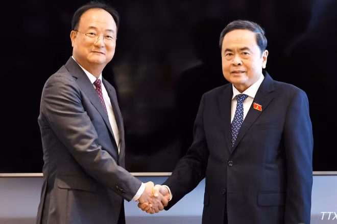 Chủ tịch Quốc hội Trần Thanh Mẫn tiếp ông Moon Hyuk-soo, Giám đốc điều hành LG Innotek, thuộc Tập đoàn LG. (Ảnh: Doãn Tấn – TTXVN)