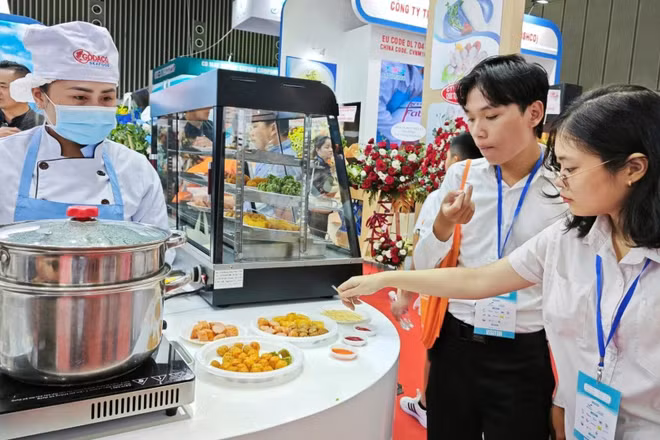 Người tiêu dùng trải nghiệm các sản phẩm thủy sản xuất khẩu tại Hội chợ Vietfish (Ảnh: NGỌC ÁNH)