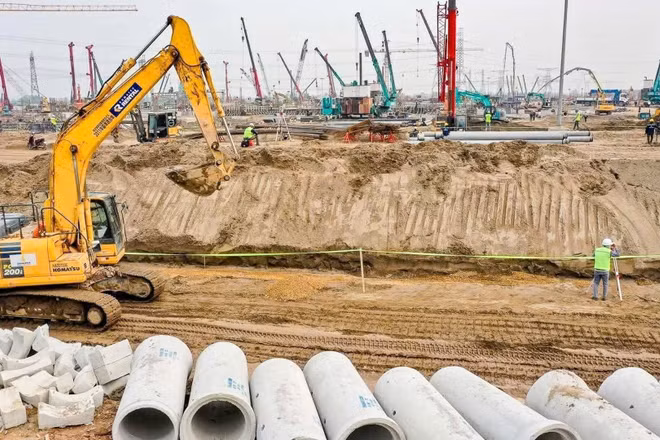 Không khí thi công nhộn nhịp, khẩn trương trên công trường xây dựng Dự án sân vận động Trống Đồng thuộc Khu đô thị thể thao Olympic, thành phố Hà Nội. (Ảnh: HUY TRUNG)