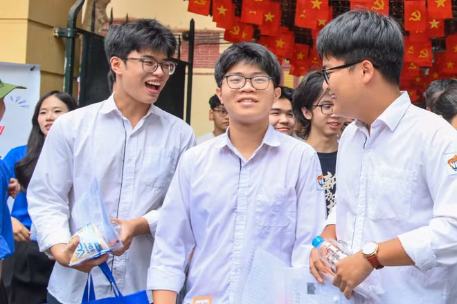 Thí sinh tham dự Kỳ thi tốt nghiệp trung học phổ thông năm 2026 tại điểm thi Trường THPT Trần Phú (Hoàn Kiếm, Hà Nội) (Ảnh: THẾ ĐẠI)