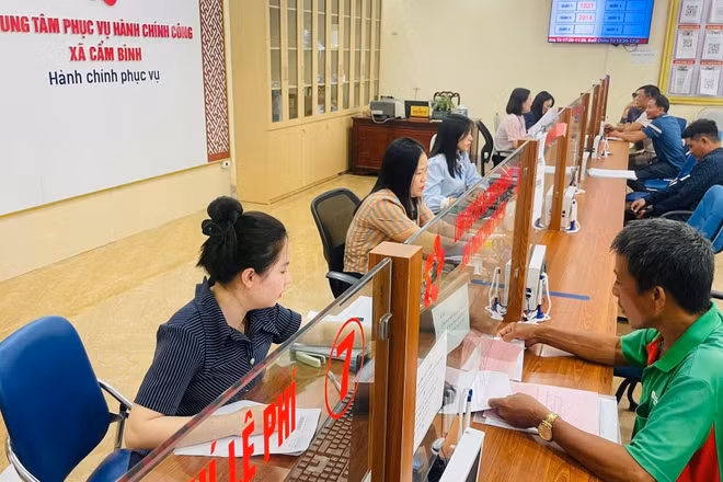 Cán bộ Trung tâm Phục vụ hành chính công xã Cẩm Bình (tỉnh Hà Tĩnh) hướng dẫn người dân triển khai thủ tục hành chính (Ảnh: MINH CHÍNH)