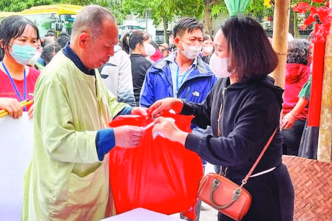 Người bệnh và người thân tham gia “Hội chợ 0 đồng”, “Đường hoa Xuân” trong khuôn viên cơ sở Tân Triều (Bệnh viện K).