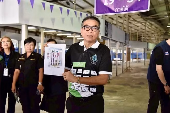Tổng Thư ký Ủy ban Bầu cử Thái Lan đi kiểm tra công tác chuẩn bị cho cuộc bỏ phiếu sớm tại quận Bang Kapi, thuộc thủ đô Bangkok. (Ảnh: Ủy ban Bầu cử Thái Lan)