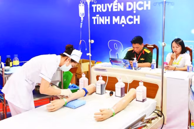Phần thi thực hành truyền dịch tĩnh mạch.