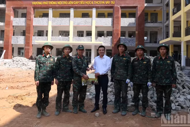 Đồng chí Dương Việt Hùng, Chủ tịch Ủy ban nhân dân xã Pà Vầy Sủ tặng quà, động viên lực lượng quân đội hỗ trợ xây trường biên giới Pà Vầy Sủ.