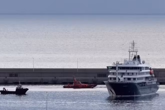 Tàu du lịch MV Hondius tại cảng Granadilla ở Tenerife, Tây Ban Nha, ngày 10/5/2026. (Ảnh: THX/TTXVN)