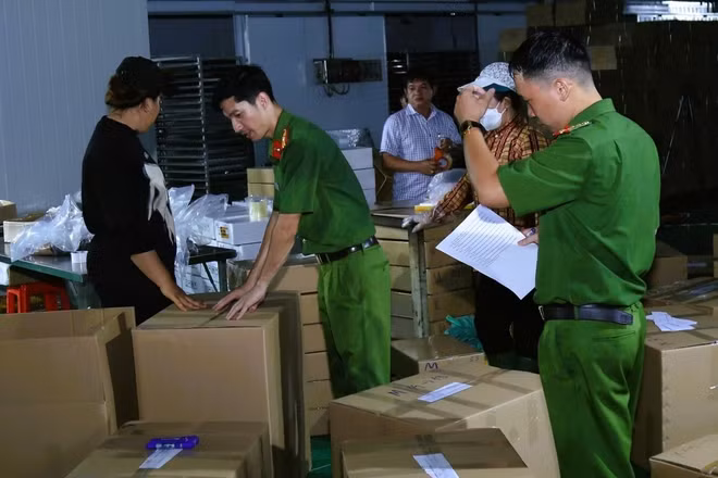 Lực lượng Cảnh sát kinh tế Công an thành phố Đồng Nai niêm phong số sản phẩm thu giữ tại Công ty Trách nhiệm hữu hạn Trần Lê Foods. (Ảnh: Công an thành phố Đồng Nai)