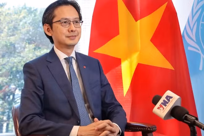 Đại sứ Đỗ Hùng Việt, Trưởng Phái đoàn thường trực Việt Nam tại Liên hợp quốc, trả lời phỏng vấn của phóng viên TTXVN tại New York. (Ảnh: LÊ HOÀNG/PV TTXVN tại Mỹ)
