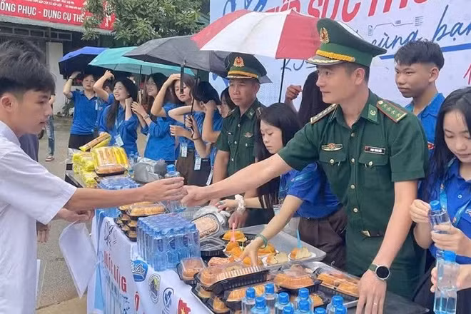 Cán bộ Đồn Biên phòng Nậm Lạnh phối hợp Đoàn xã hỗ trợ đồ ăn nhẹ tại điểm thi cho các thí sinh.