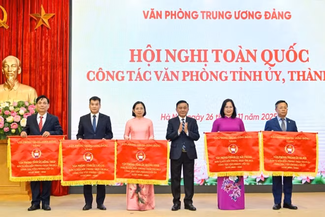 Thường trực Ban Bí thư Trần Cẩm Tú trao Cờ thi đua của Văn phòng Trung ương Đảng tặng 5 Văn phòng tỉnh ủy, thành ủy. (Ảnh: THỦY NGUYÊN)