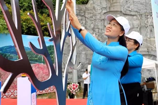 Lãnh đạo Hội Liên hiệp Phụ nữ tỉnh Điện Biên gửi thông điệp yêu thương, bảo vệ phụ nữ, trẻ em gái bằng cách phòng chống bạo lực gia đình trên "cây yêu thương". (Ảnh: LAN PHƯƠNG)