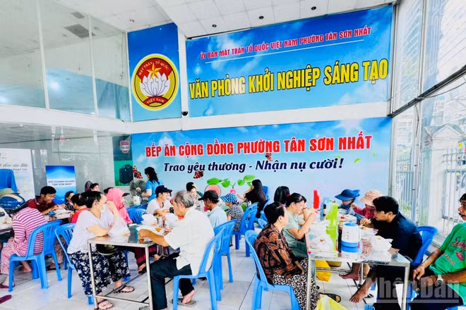 Bếp ăn được bố trí ở nơi thoáng mát, sạch sẽ nhằm phục vụ bà con ăn tại chỗ hoặc có thể mang về.