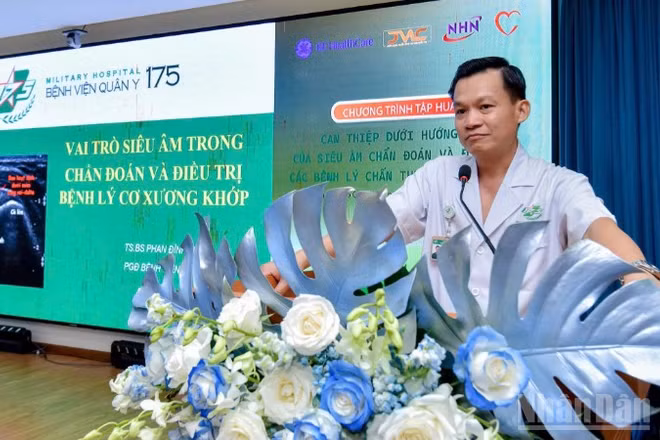 Đại tá, Tiến sĩ, bác sĩ Phan Đình Mừng, Phó Giám đốc Bệnh viện Quân y 175, Giám đốc Viện Chấn thương Chỉnh chia sẻ tại buổi tập huấn.