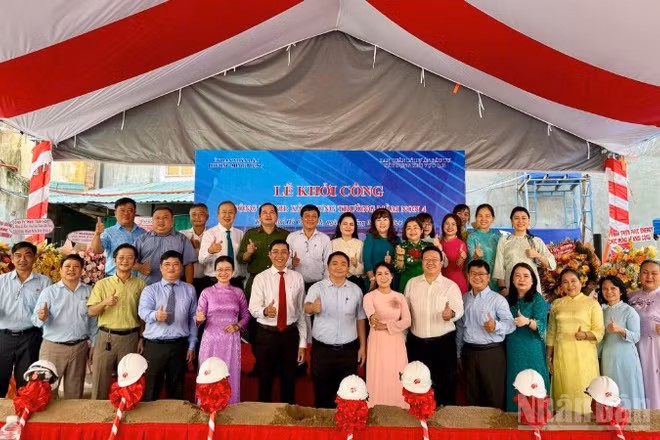 Lãnh đạo địa phương cùng giáo viên nhà trường tại Lễ khởi công Trường Mầm non 4-công trình trọng điểm đầu tiên của phường Minh Phụng thực hiện Nghị quyết Đại hội Đảng bộ phường lần thứ I, nhiệm kỳ 2025-2030.