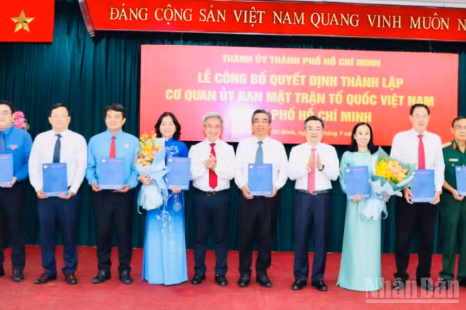 Trao quyết định tới Chủ tịch, các Phó Chủ tịch Ủy ban Mặt trận Tổ quốc Việt Nam Thành phố Hồ Chí Minh. 