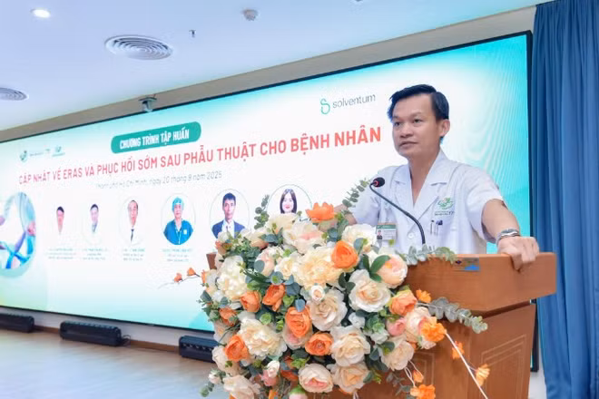 Tiến sĩ, Bác sĩ Phan Đình Mừng, Phó Giám đốc Bệnh viện Quân y 175, Giám đốc Viện Chấn thương Chỉnh hình phát biểu tại buổi tập huấn.
