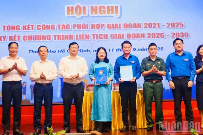 Liên đoàn lao động thành phố và Thành đoàn ký kết chương trình liên tịch giai đoạn 2026-2030.
