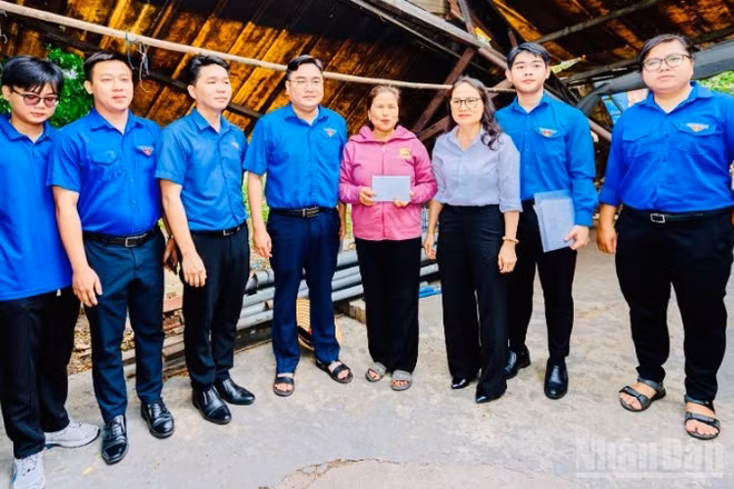 Đồng chí Ngô Minh Hải, Thành ủy viên, Phó chủ tịch Ủy ban Mặt trận Tổ quốc Việt Nam Thành phố Hồ Chí Minh và đoàn công tác thăm hỏi gia đình bị ảnh hưởng bởi bão số 3.