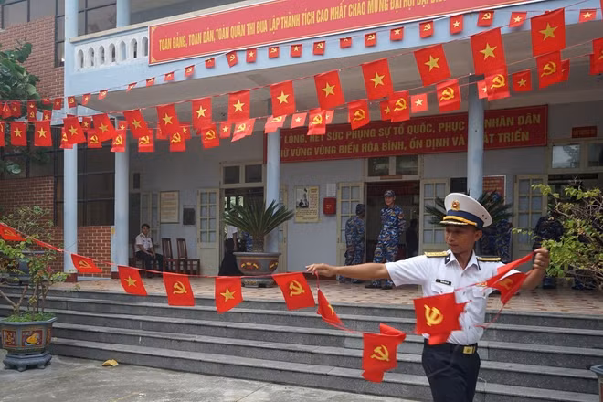 Những ngày này, sắc đỏ đang tràn ngập Đặc khu Trường Sa, hòa chung không khí phấn khởi trên cả nước chào mừng Đại hội Đảng toàn quốc lần thứ XIV.