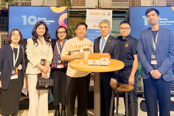 Đại sứ Việt Nam tại Đức chúc mừng đội ngũ Alternō lọt vào Top 3 SET Award 2026 tại Berlin.