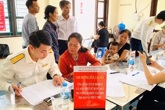 Cán bộ thuế thành phố Hà Nội thực hiện chiến dịch làm sạch dữ liệu đất đai.